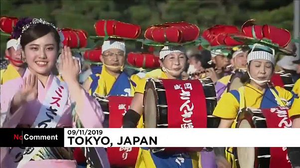 Tömegek ünnepelték az új japán császárt Tömegek ünnepelték az új japán császárt