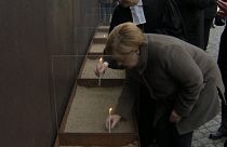 Berlin Duvarı'nı aşmaya çalışırken can verenler törenlerle anıldı