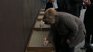Berlin Duvarı'nı aşmaya çalışırken can verenler törenlerle anıldı