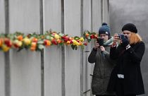 Mit Rosen und Kerzen: Erinnern an 30 Jahre Mauerfall in Berlin