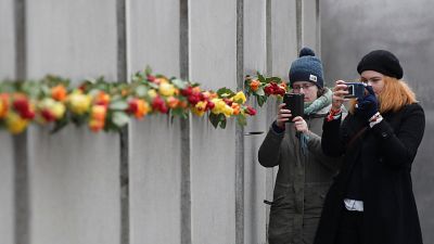 Mit Rosen und Kerzen: Erinnern an 30 Jahre Mauerfall in Berlin