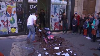 شاهد: صانع شوكولاتة باريسي يحتفل بالذكرى 30 لسقوط جدار برلين على طريقته