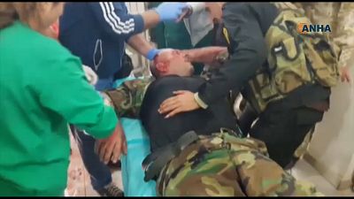 القائد العسكري السوري خلال نقله إلى المستشفى 