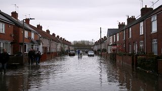 Hochwasser in Großbritannien: Boris Johnson mit dem Wischmob
