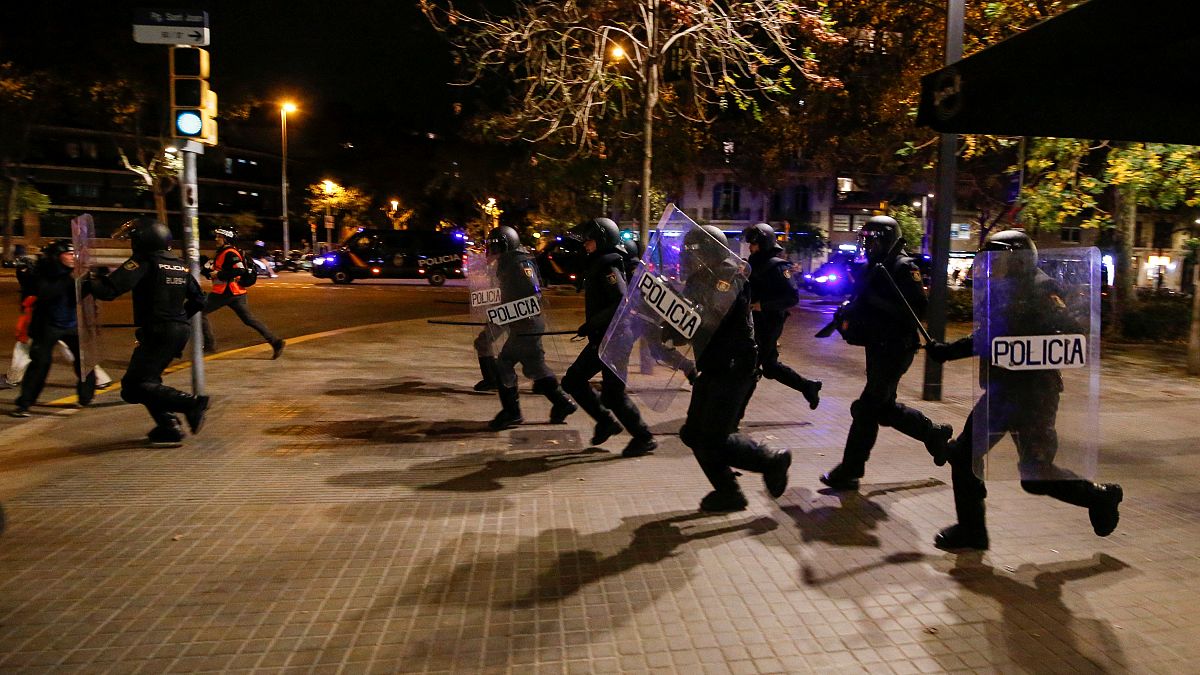 الشرطة تحاول تفريق متظاهرين انفصاليين كتلان خلال مظاهرة عشية الانتخابات، برشلونة، 9 نوفمبر 2019