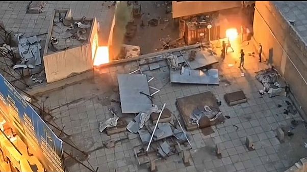 بحسب التلفزيون الرسمي العراقي هاجم المحتجون رجال الأمن وألقوا عليهم الزجاجات الحارقة من سطوح أحد الأبنية بحسب التلفزيون الرسمي العراقي هاجم المحتجون رجال الأمن وألقوا عليهم الزجاجات الحارقة من سطوح أحد الأبنية