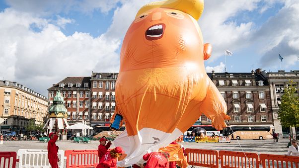Baby Trump balonuna bıçaklı saldırı Baby Trump balonuna bıçaklı saldırı