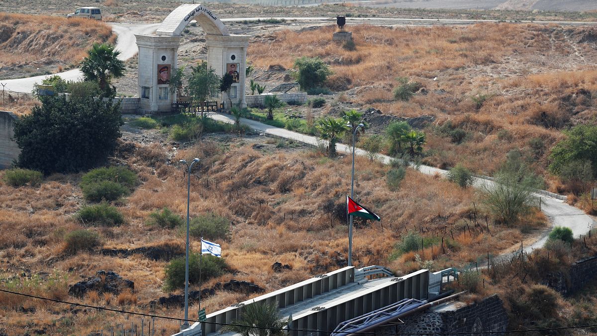 العلمان الأردني والإسرائيلي عند معبر الباقورة (التي يسميها الإسرائيليون نهارييم) الحدودي