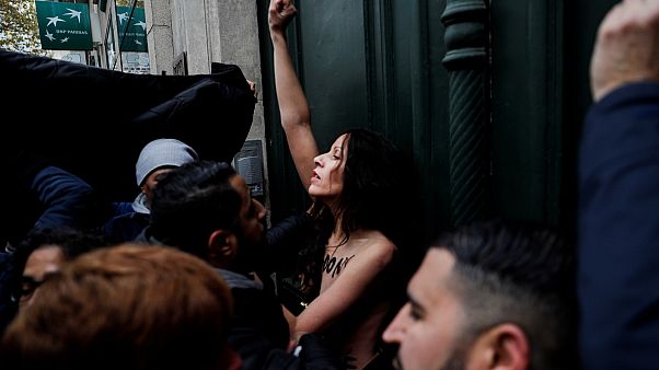 Fransa'nın başkenti Paris'te İslam karşıtlarını protesto gösterisinde bir femen üyesi Fransa'nın başkenti Paris'te İslam karşıtlarını protesto gösterisinde bir femen üyesi