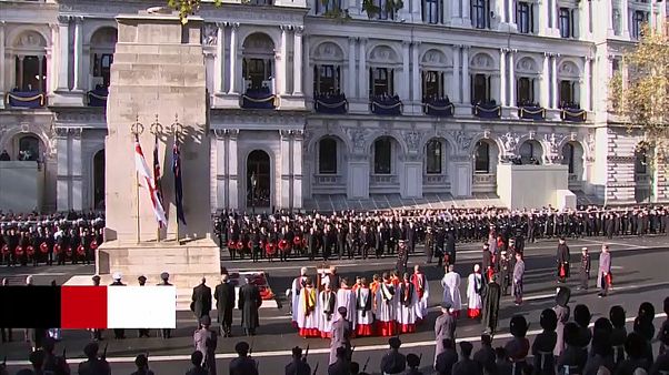 شاهد: بريطانيا تحيي ذكرى نهاية الحرب العالمية الأولى بحضور الملكة شاهد: بريطانيا تحيي ذكرى نهاية الحرب العالمية الأولى بحضور الملكة
