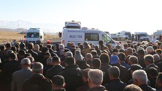 Antalya'da dün evlerinde ölü bulunan aynı aileden 2'si çocuk 4 kişi cenaze aracıyla getirildikleri Erzurum'da toprağa verildi.
