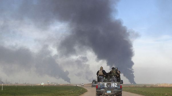 Forze di sicurezza pattugliano una strada nei dintorni di Kirkuk Forze di sicurezza pattugliano una strada nei dintorni di Kirkuk