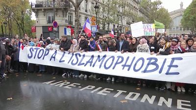 شاهد: مظاهرة في باريس ضد الإسلاموفوبيا وتباينٌ في مواقف النخبة السياسية