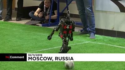 شاهد: الروبوتات تلعب كرة القدم في بطولة خاصة في موسكو