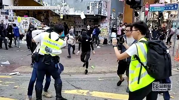 Nel fotogramma del video, il momento in cui l'agente di polizia apre il fuoco. Nel fotogramma del video, il momento in cui l'agente di polizia apre il fuoco.