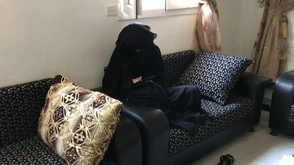امرأة فرنسية يعتقد أنها زوجة أحد مقاتلي داعش في مخيم سلوك في الرقة السورية -2019/11/07 - امرأة فرنسية يعتقد أنها زوجة أحد مقاتلي داعش في مخيم سلوك في الرقة السورية -2019/11/07 -