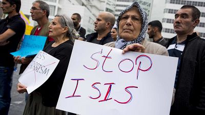 Turquía comienza a deportar a miembros del grupo Estado Islámico 