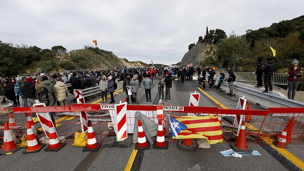 Vollsperrung: Separatisten stoppen LKW-Verkehr nach Europa Vollsperrung: Separatisten stoppen LKW-Verkehr nach Europa