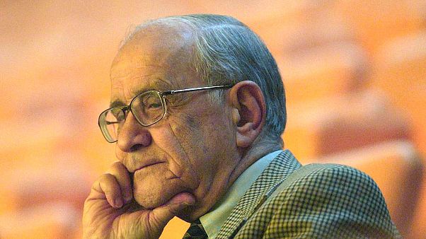Rahatsızlığı nedeniyle bir süredir tedavi gören Anayasa hukuku profesörü ve eski Dışişleri Bakanı Prof. Dr. Mümtaz Soysal (90) hayatını kaybetti. Rahatsızlığı nedeniyle bir süredir tedavi gören Anayasa hukuku profesörü ve eski Dışişleri Bakanı Prof. Dr. Mümtaz Soysal (90) hayatını kaybetti.