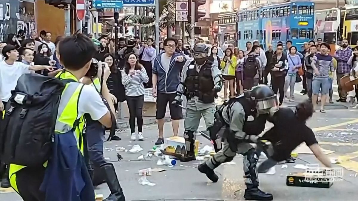 ضرب و شتم خیابانی معترضان هنگ‌کنگی توسط پلیس 