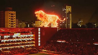 Hologram aslan 'kükredi': Renkli stadyum açılışında görsel şölen