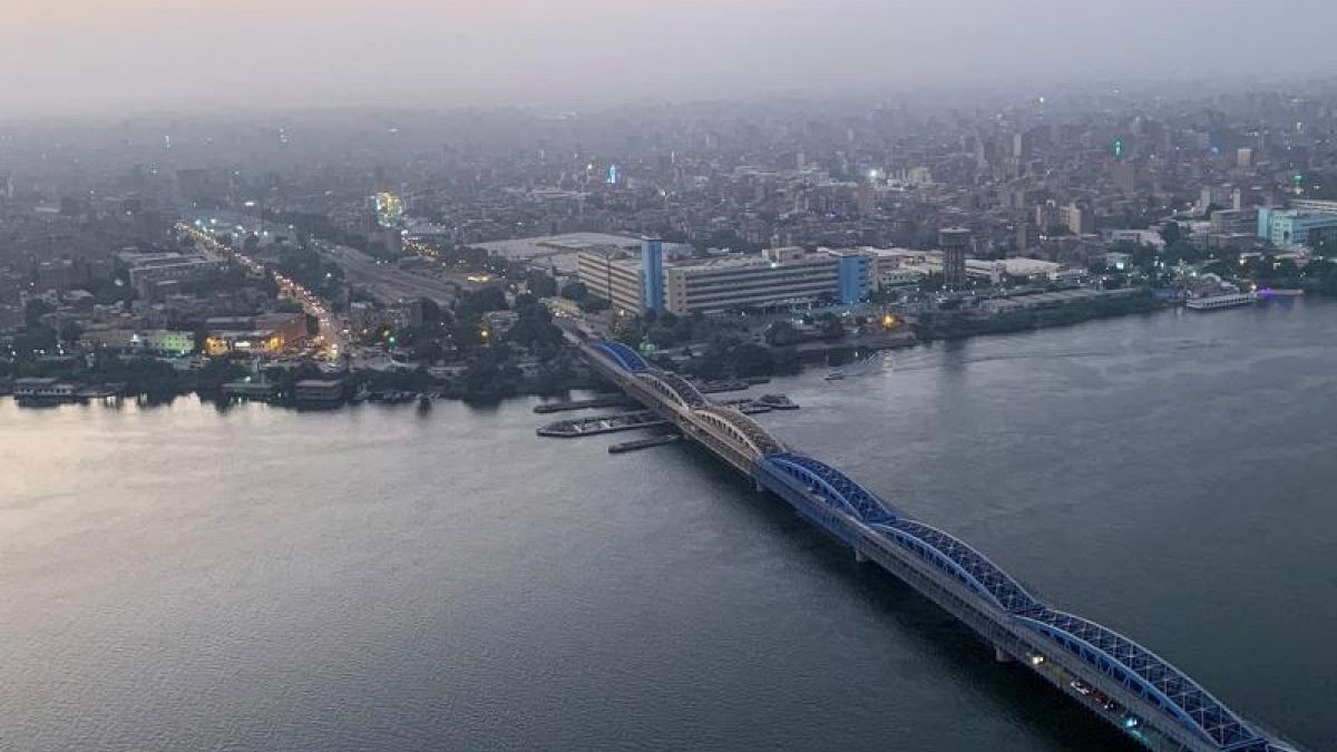 L'Imbaba Bridge, ponte di acciaio sul Nilo al Cairo. 
