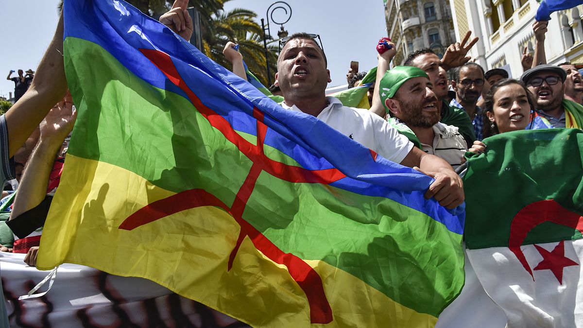 رفع الراية الأمازيغية خلال المظاهرات في الجزائر