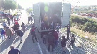 شاهد: تركيا تحتجز 82 مهاجرا على متن شاحنة