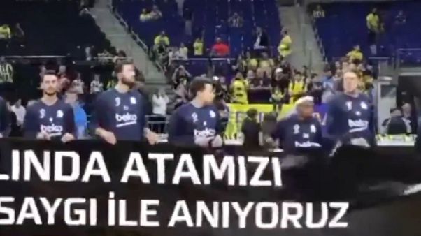 Τουρκία: Ύβρεις κατά Σλούκα για το πανό του Κεμάλ Τουρκία: Ύβρεις κατά Σλούκα για το πανό του Κεμάλ