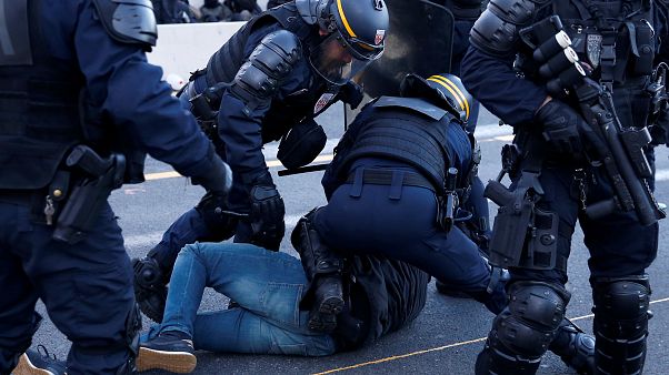 La policía despeja la autopista de La Jonquera La policía despeja la autopista de La Jonquera