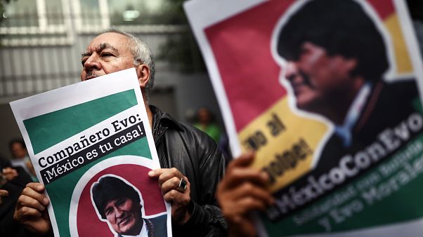 Morales-Unterstützer vor der bolivianischen Botschaft in Mexiko City Morales-Unterstützer vor der bolivianischen Botschaft in Mexiko City