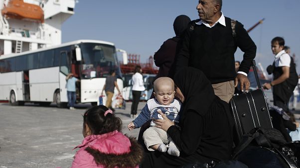 Στον Πειραιά 367 μετανάστες και πρόσφυγες από τη Μυτιλήνη Στον Πειραιά 367 μετανάστες και πρόσφυγες από τη Μυτιλήνη