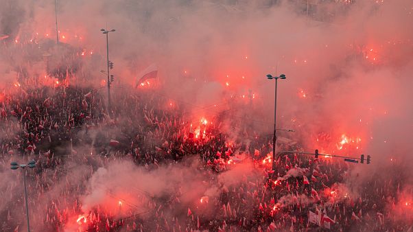Parolen und Pyrotechnik: Zehntausende bei rechtsextremem Marsch Parolen und Pyrotechnik: Zehntausende bei rechtsextremem Marsch