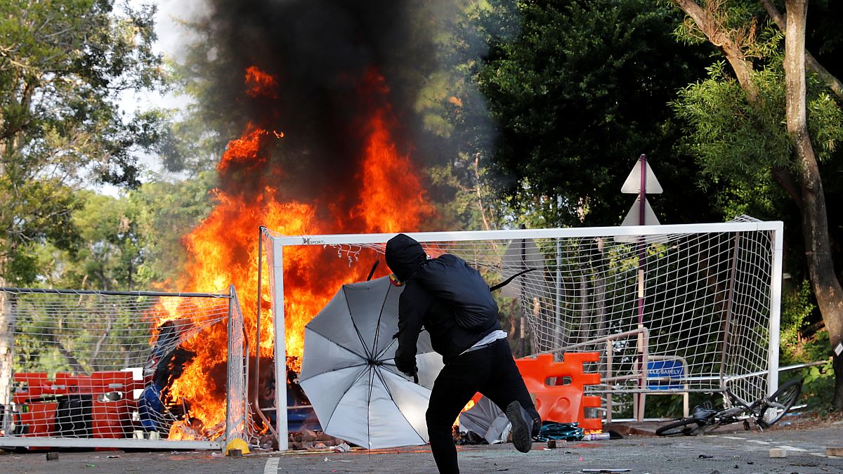 Hong Kong'da son beş ayın en şiddetli günü: Gösteriler üniversitelere de sıçradı 