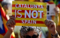 محتج يرفع لافتة كتب عليها: "كتالونيا ليست إسبانيا" - 2019/07/02 - 