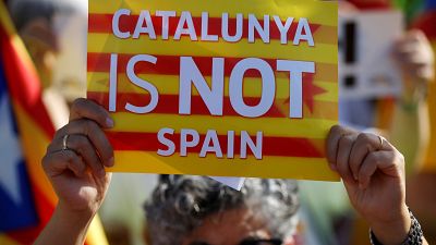 محتج يرفع لافتة كتب عليها: "كتالونيا ليست إسبانيا" - 2019/07/02 - 
