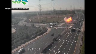 لحظة انفجار صاروخ فلسطيني سقط على بعد أمتار قليلة من سيارات كانت على أحد الطرق السريعة الرئيسية في إسرائيل 12.11.19