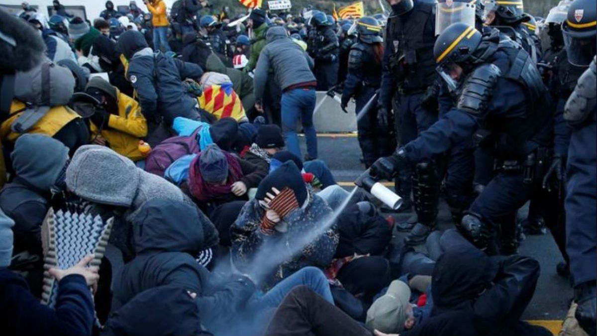 پلیس فرانسه معترضان جدایی طلب کاتالونیا را در مرز اسپانیا پراکند