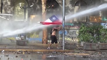 شاهد: مواجهات عنيفة بين المتظاهرين و شرطة مكافحة الشغب في تشيلي 