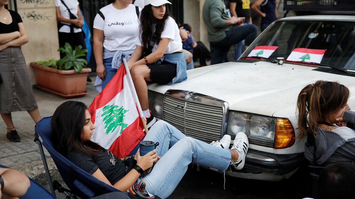 طلاب لبنانيون يعتصمون أمام شركة كهرباء لبنان في بيروت. 11/11/2019