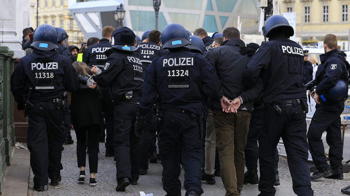Almanya: Saldırı hazırlığında olduklarından şüphelenilen Türk uyruklu 2 kişi gözaltında