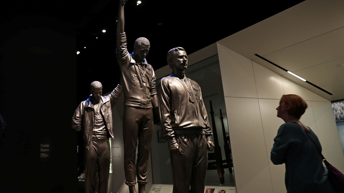 زائر يقف أمام تمثال في المتحف الوطني لتاريخ الأمريكيين الأفارقة والثقافة. واشنطن - 2019/10/25 -