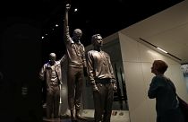 زائر يقف أمام تمثال في المتحف الوطني لتاريخ الأمريكيين الأفارقة والثقافة. واشنطن - 2019/10/25 -