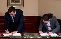 رئيس الوزراء الإسباني المنتهية ولايته بيدرو سانشيز  ورئيس حزب يونايتد بوديموس بابلو إغليسياس