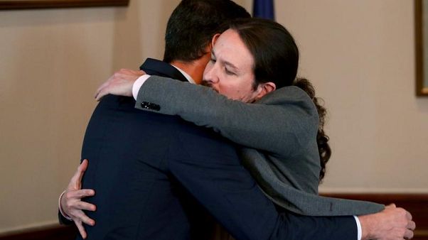 L'abbraccio tra Sanchez e Iglesias. L'abbraccio tra Sanchez e Iglesias.