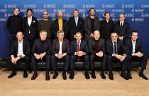 Presenti a Nyon: in piedi Tuchel, Fonseca, Guardiola, ten Hag, Rosetti, Klopp, Garcia, Marchetti. Accosciati: Allegri, Ancelotti, Lucescu, Ceferin, Zidane, Sarri, Emery.