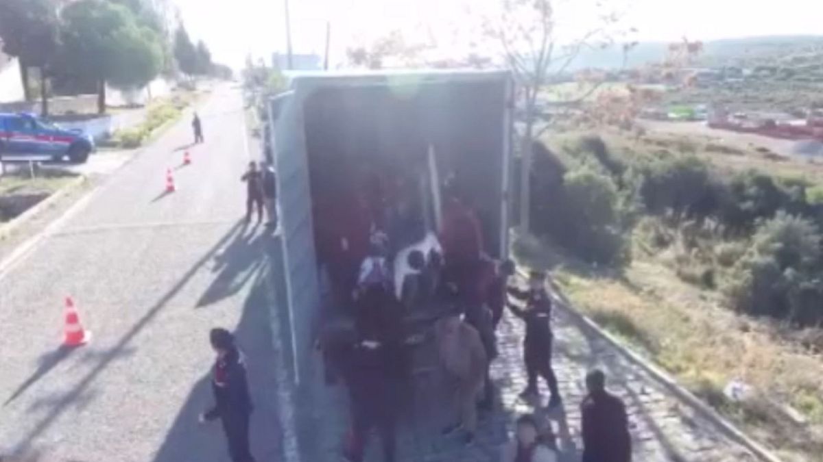 Δεκάδες μετανάστες με προορισμό τη Λέσβο εντοπίστηκαν σε φορτηγό