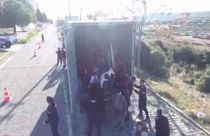 Δεκάδες μετανάστες με προορισμό τη Λέσβο εντοπίστηκαν σε φορτηγό