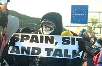 İspanya ile Fransa sınırındaki yolu kapatan gruba polis müdahalesi 