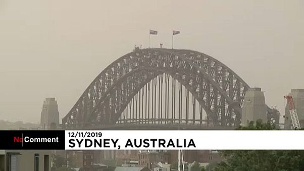 Sydney városát az ausztrál tüzek füstje borítja Sydney városát az ausztrál tüzek füstje borítja